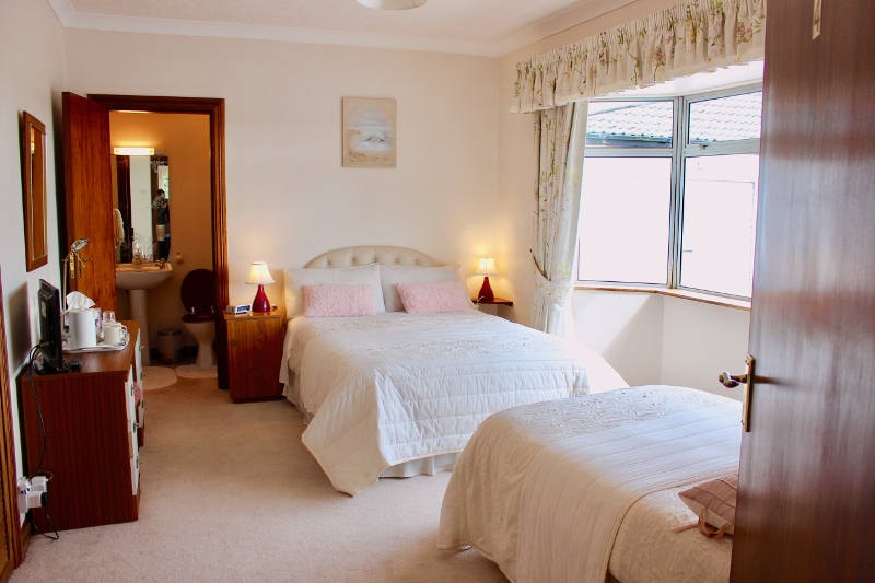 Double Bedroom: 1 Double Bed & 1 Single Bed